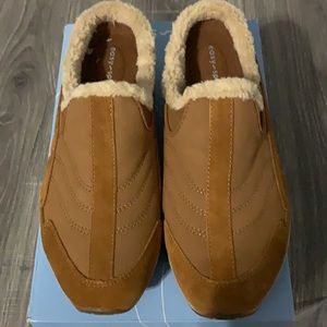 Easy Spirit Travel fuzz shoes size 7.5 NWT